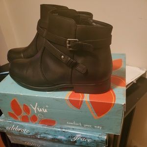 Yuu Womens Becca Booties Stacked Heel